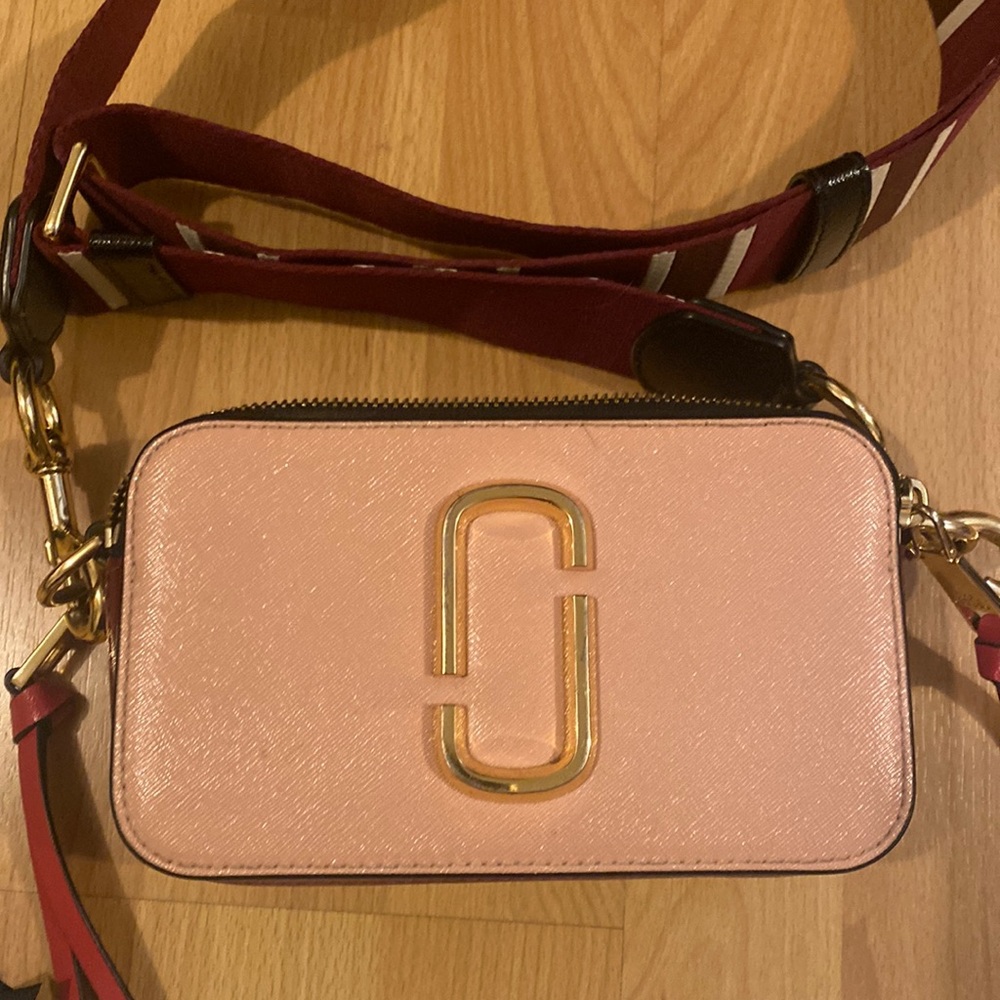 The snapshot bag, used twice. Comes with dust bag. Like new.